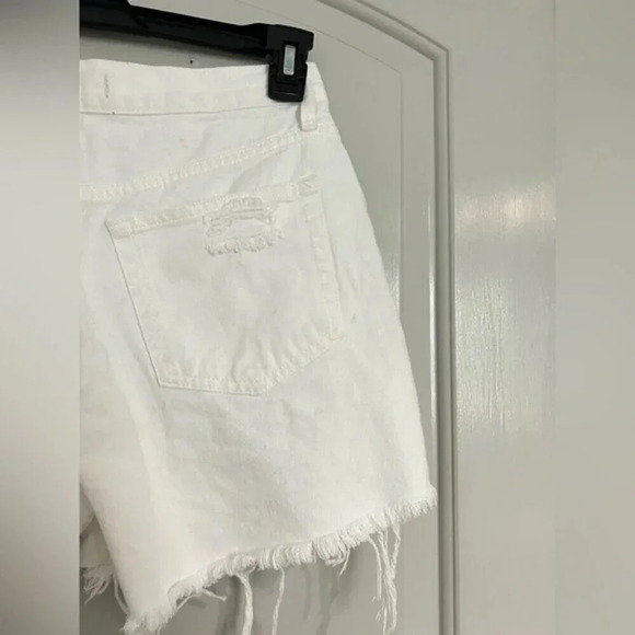FREE PEOPLE - White Mid Rise Distressed Denim Shorts Maggie size 28 NWT - Picture 10 of 13